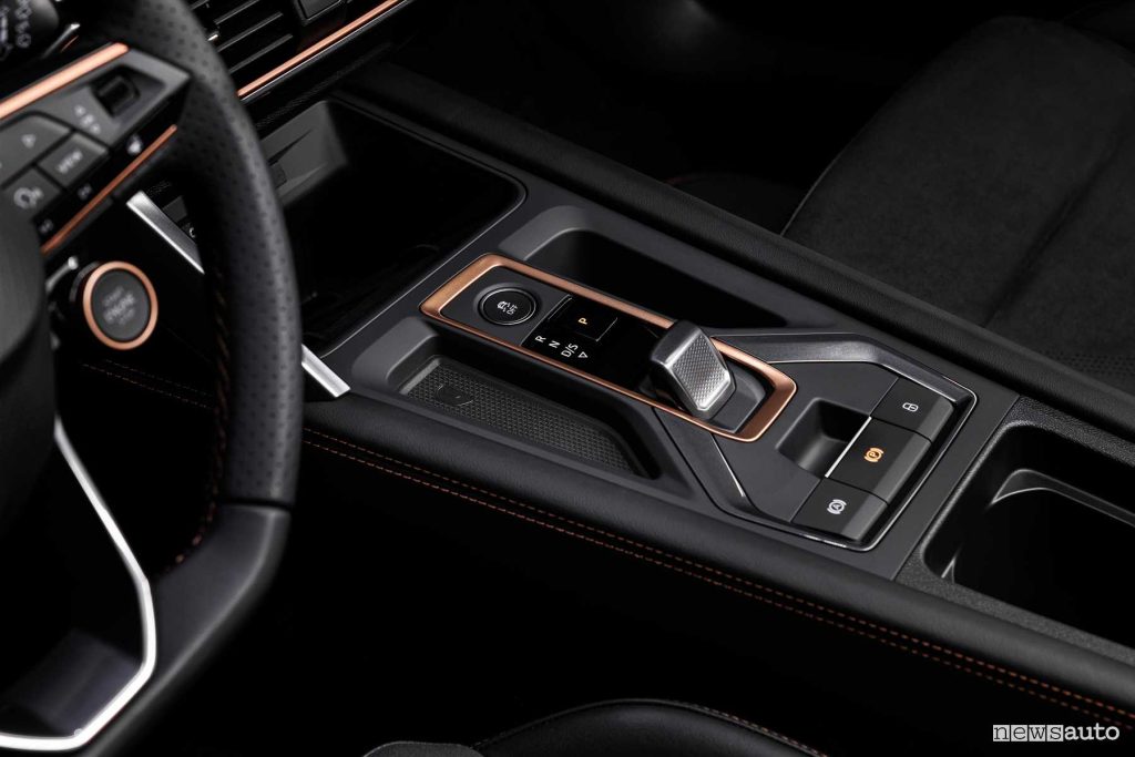 Nuova Cupra Leon PHEV leva cambio automatico console centrale