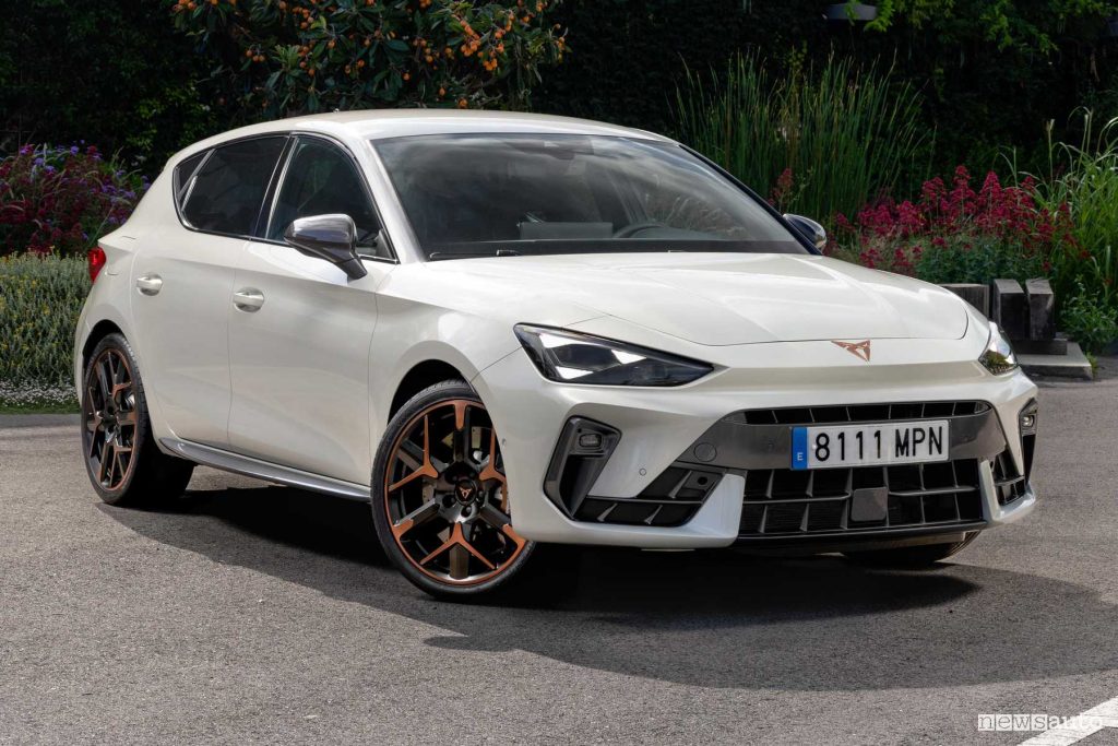 Nuova Cupra Leon PHEV anteriore 3/4