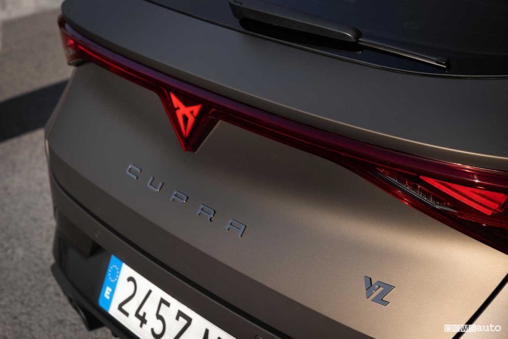 Nuova Cupra Leon VZ Sportstourer firma luminosa posteriore