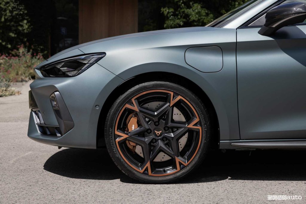 Nuova Cupra Leon PHEV Sportstourer sportellino per la ricarica