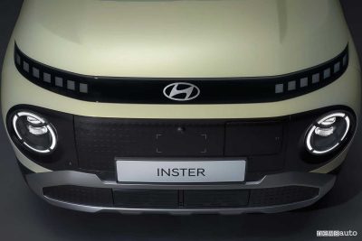 Nuova Hyundai Inster fari anteriori firma luminosa