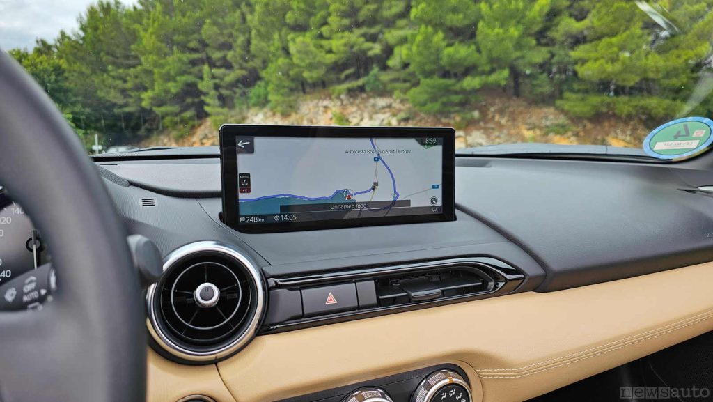 Mazda MX-5 Kazari Soft Top display infotainment 8.8 pollici