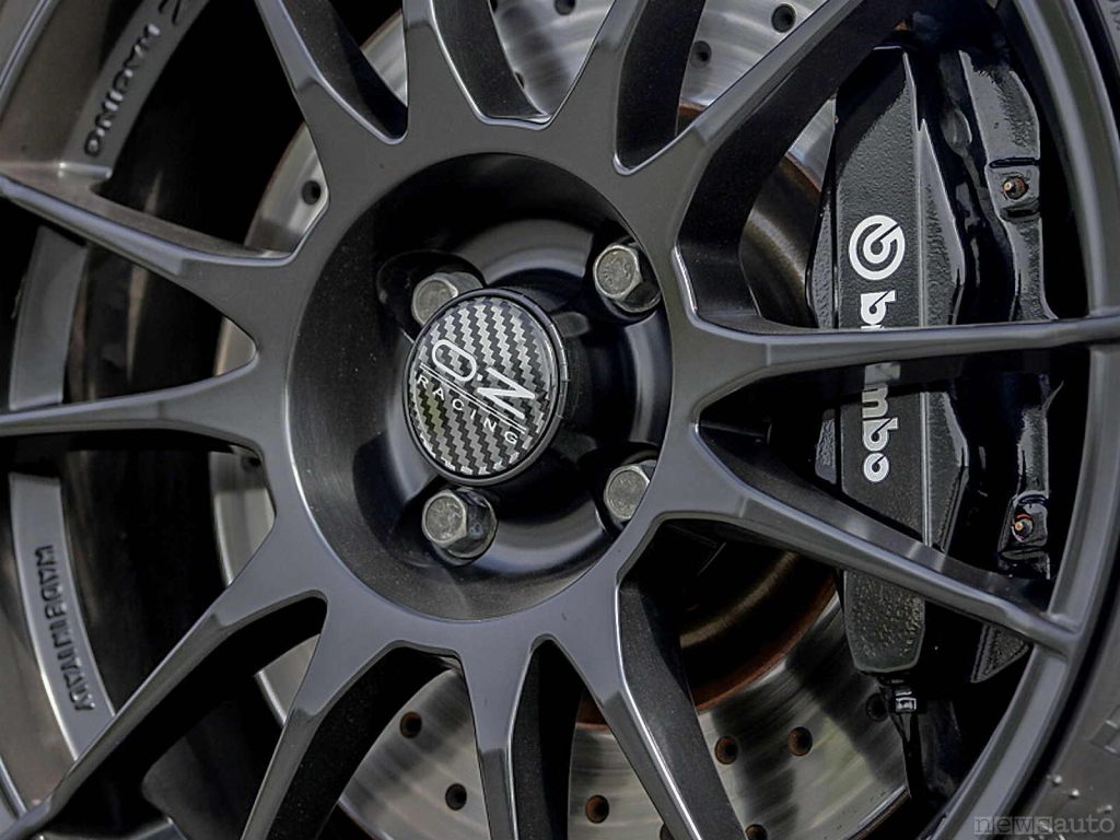 ruota particolare Abarth 595 blu