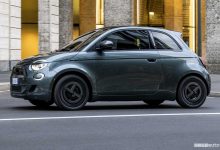 Fiat 500e Armani Verde scuro su strada