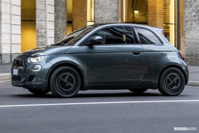 Fiat 500e Armani Verde scuro su strada