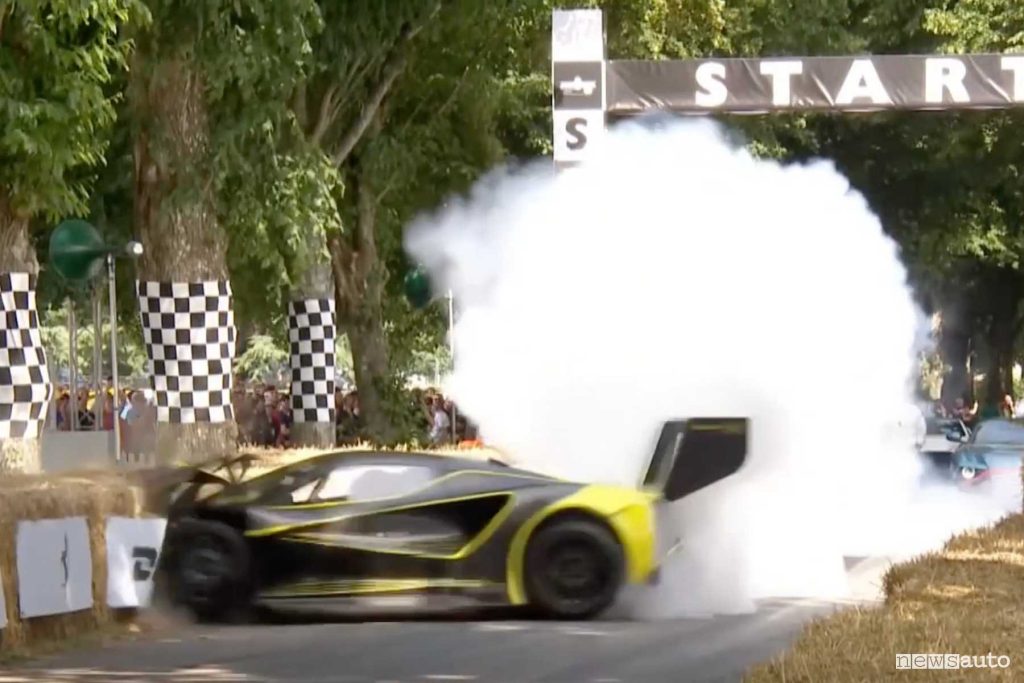 Lotus Evija X contro le barriere al Goodwood Festival of Speed 2024