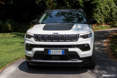 Jeep Compass Trailhawk 4xe su strada