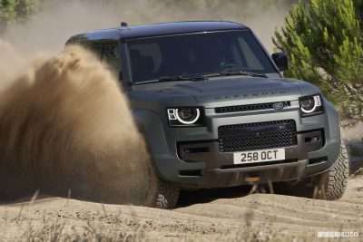 Land Rover Defender OCTA Edition One sullo sterrato