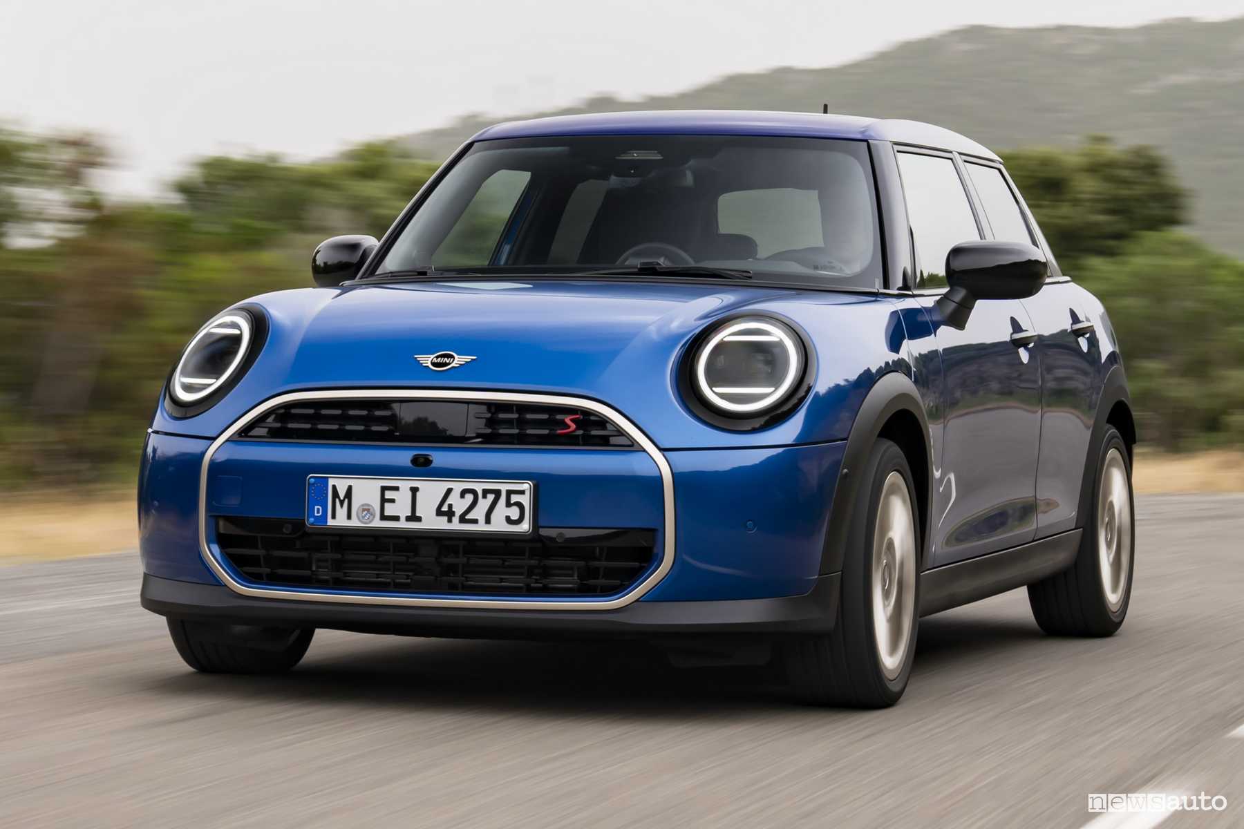 Mini Cooper S 5 porte su strada