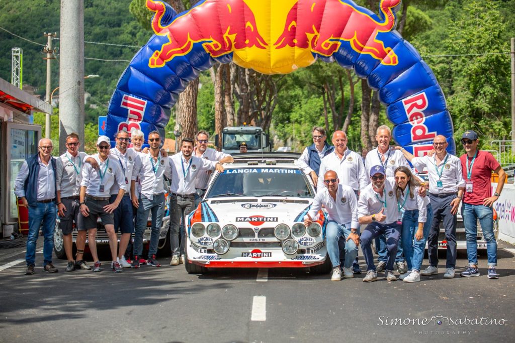 Lo staff della Coppa-Carotti e dell' Automobil Club Rieti sotto l'arco della RadBull