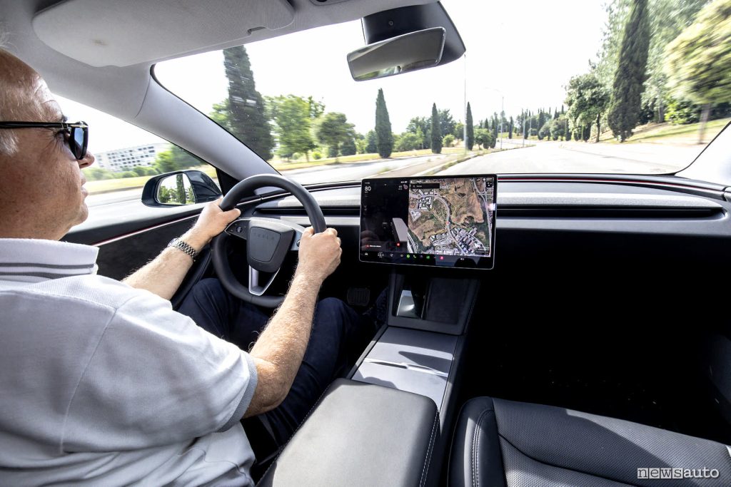 Alla guida della nuova Model 3, l'abitacolo con il monitor e volante rinnovati