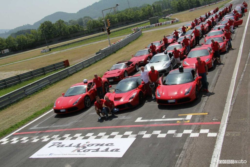 Parata di Ferrari in pista