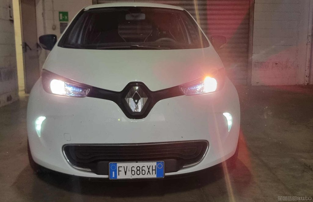 Luci diurne accese (superiori) anabbaglianti e luci di posizione