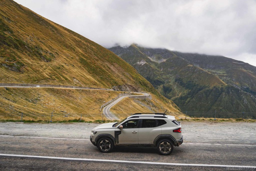 La Dacia Duster nuova 4x4 sulla strada Transfăgărășan dei monti Carpazi