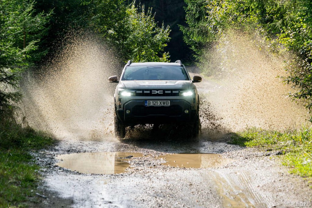 Dacia Duster 4x4 in fuoristrada tra fango ed acqua