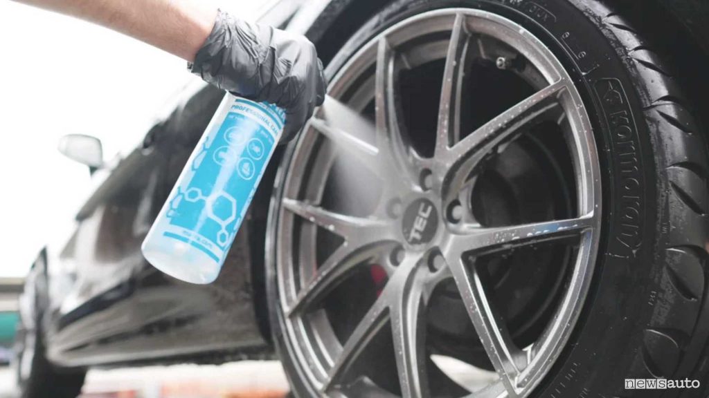 Descale Foam Shampoo for cleaning alloy wheels