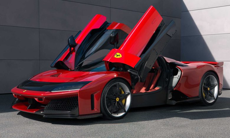 Ferrari F80 anteriore 3/4 con le portiere aperte