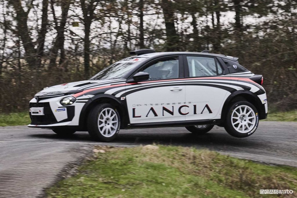 Lancia Ypsilon Rally4 HF inserimento in curva su tre ruote
