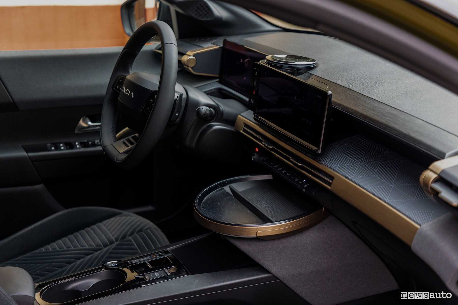 Lancia Ypsilon ibrida plancia abitacolo