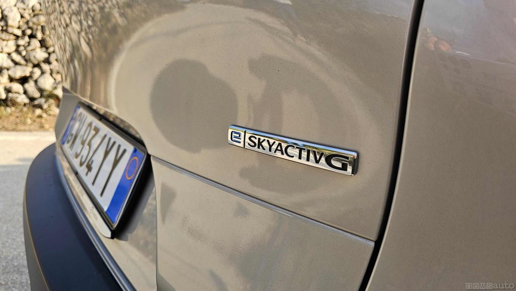 Logo e-Skyactiv-G sulla nuova Mazda CX-30 con il nuovo motore 2.5