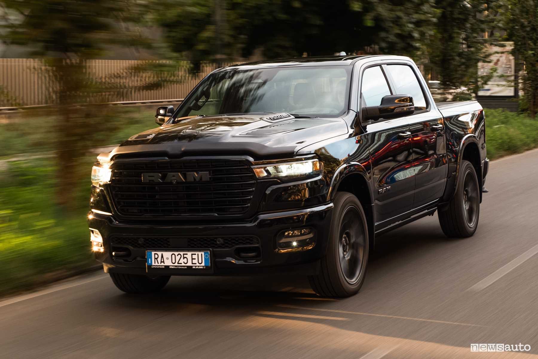 Ram 1500 Laramie su strada