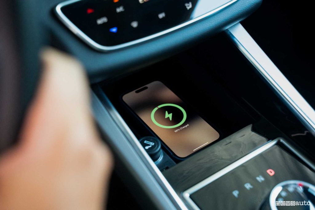 SWM G01 wireless charging compartment in the passenger compartment