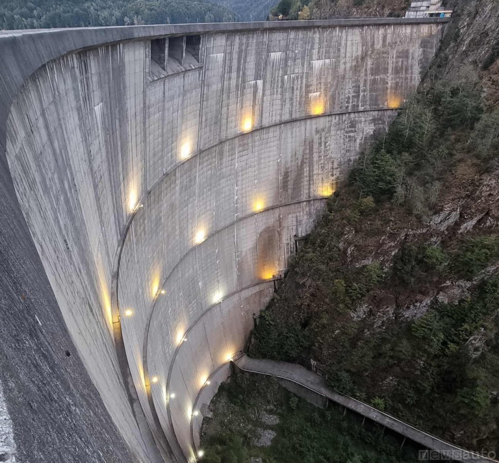 La diga del Lago di Vidraru in Romania ai piedi dei monti Carpazi