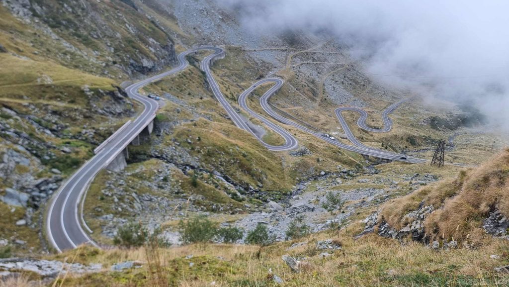 Altre curve e tornanti della Transfăgărășan sui monti Carpazi in Romania