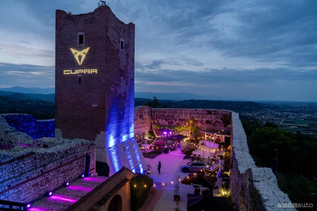 La torre del Castello con la proiezione del marchio CUPRA 