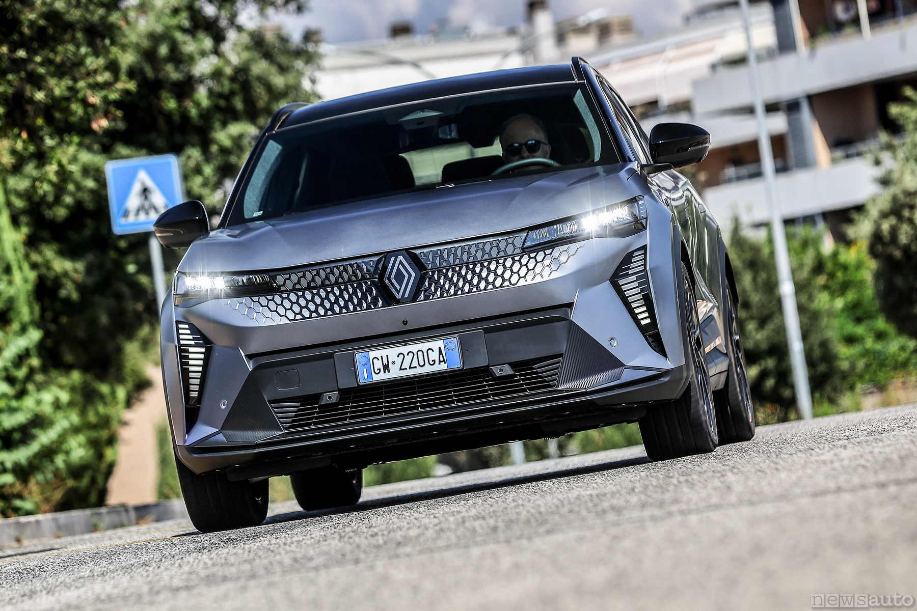 Renault Scenic E-Tech Esprit Alpine su strada