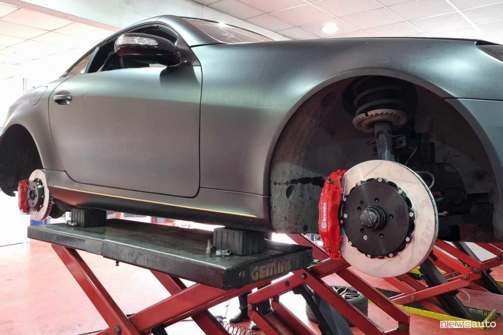 Montaggio kit Brembo GT su Mercedes SLK