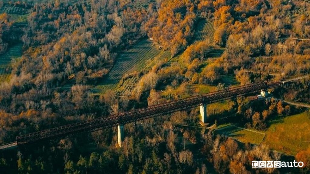 Veduta paesaggio tratta del treno storico con ponte in ferro dell'Irpinia Express