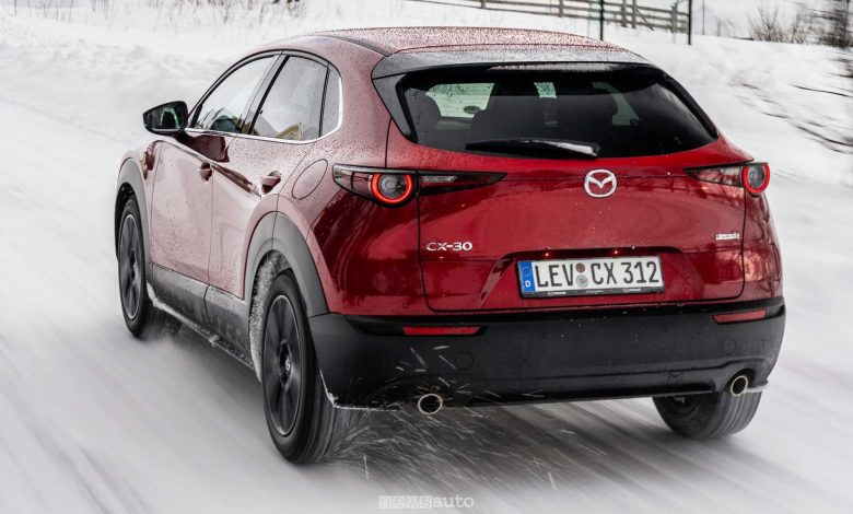 Mazda CX-30 a trazione integrale guida sulla neve in inverno