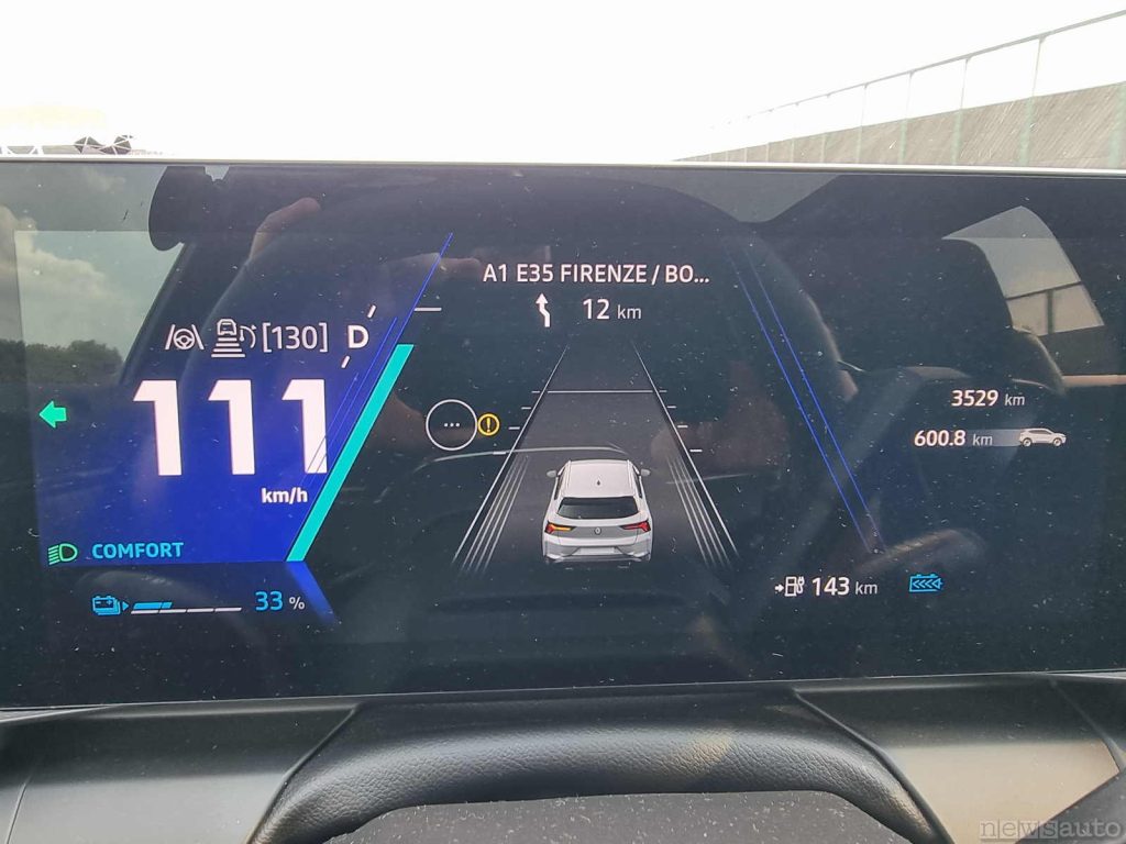 Dopo 600 km display della Scenic che indica l'autonomia di 143 km con batteria 33% 