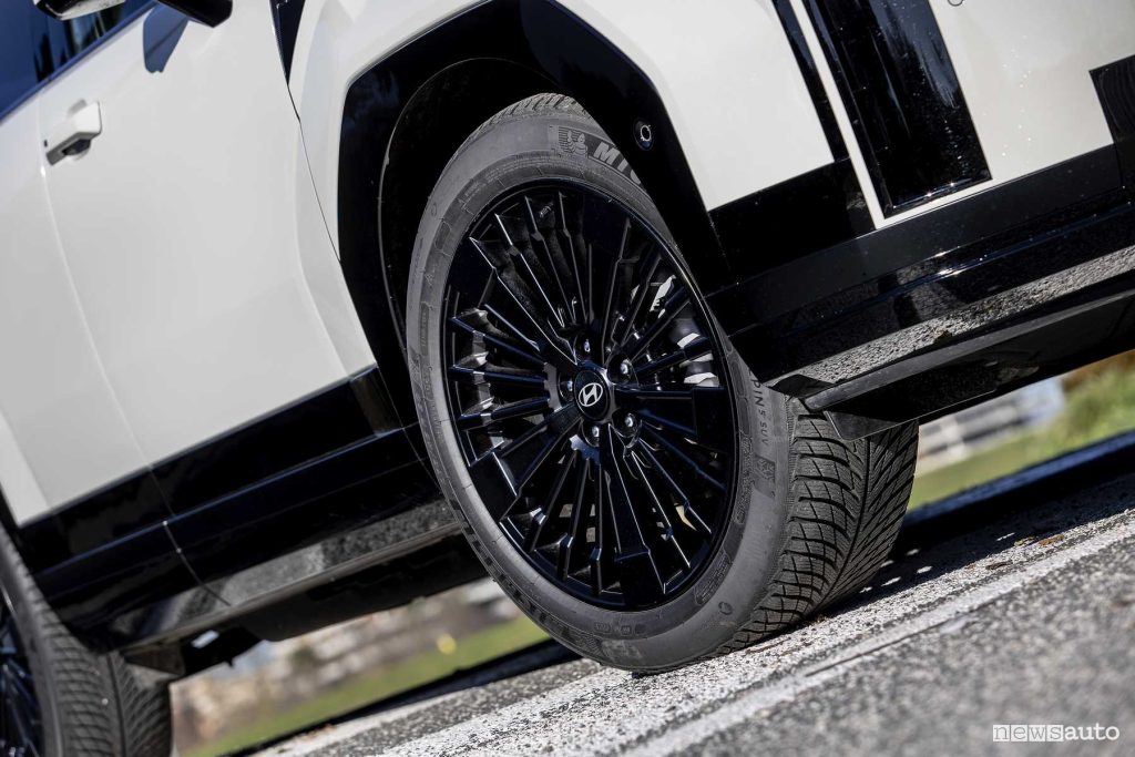 Hyundai Santa Fe Hybrid cerchi da 20"