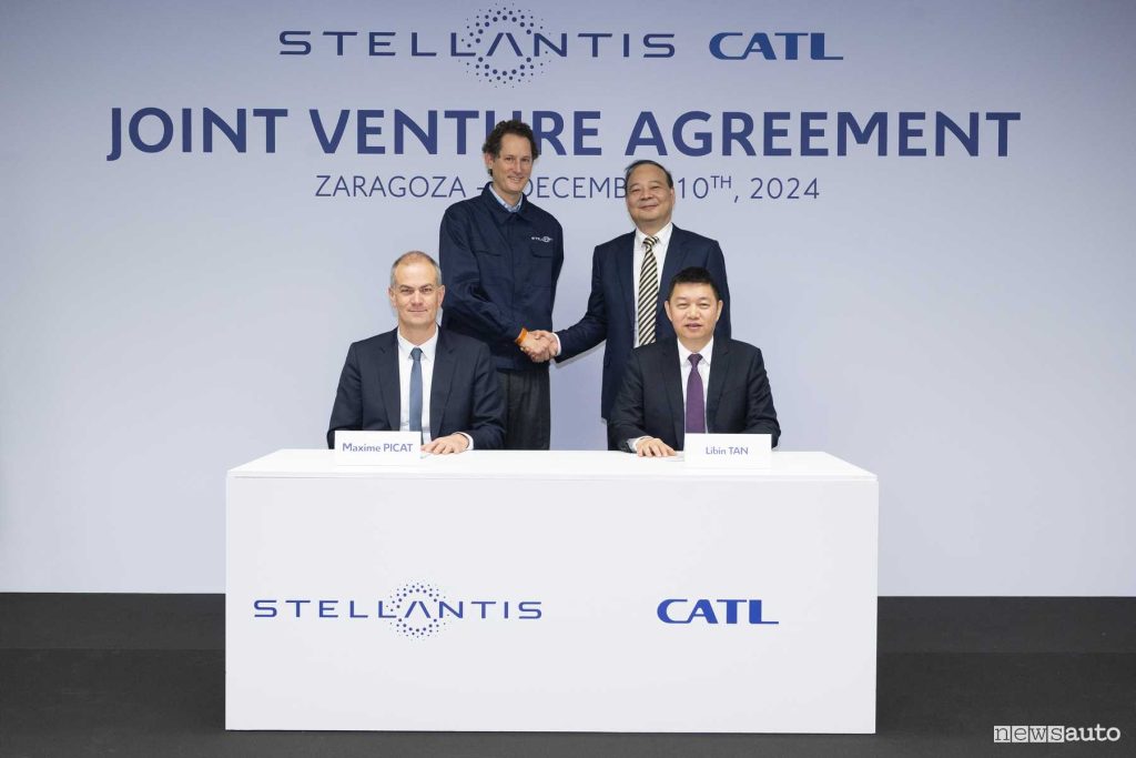 Da sinistra a destra, in piedi, John Elkann, Presidente di Stellantis e Presidente del Comitato Esecutivo ad interim, e Robin Zeng, Presidente e CEO di CATL. Da sinistra a destra, seduti, Maxime Picat, Chief Purchasing and Supplier Quality Officer di Stellantis, e Libin Tan, Chief Customer Officer e Presidente delle Vendite e del Marketing di CATL