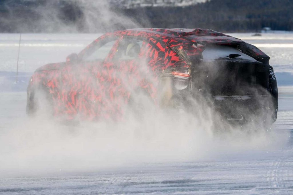 prototipo dell'Alfa Romeo Stelvio durante i test sulla neve in Svezia