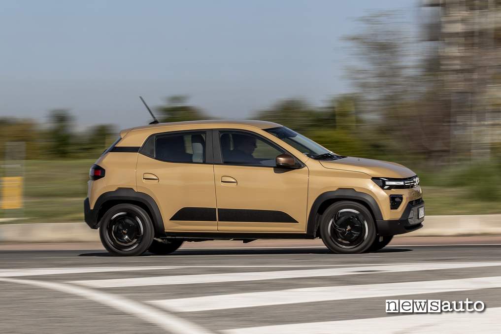 Dacia Spring 2025 fiancata in movimento