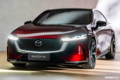 Mazda 6e elettrica anteriore 3/4 firma luminosa