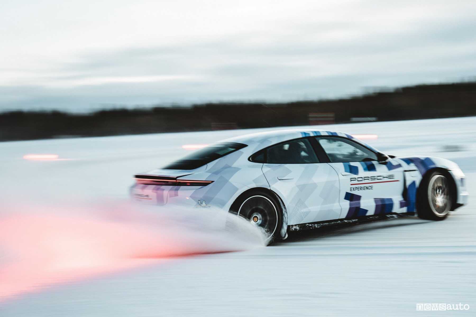 Record Porsche, in drifting con la Taycan