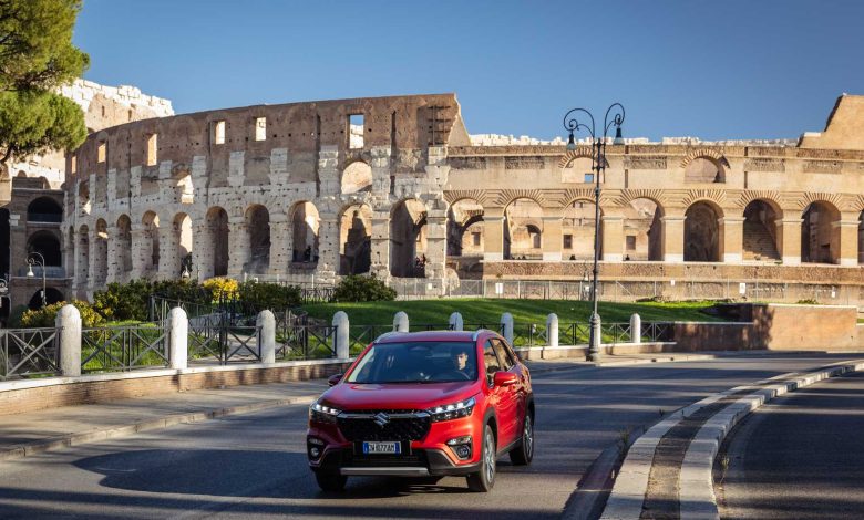 Suzuki S-Cross 2025 su strada a Roma è un'auto ibrida che in teoria potrebbe entrare tranquillamente nella ZTL come le auto auto elettriche
