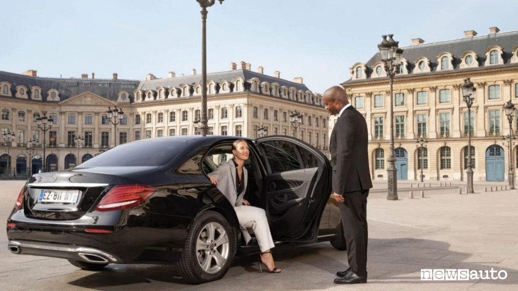 NCC significato, Mercedes-Benz in una piazza della città di Parigi