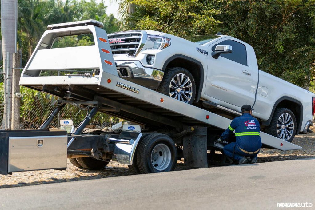 L'assicurazione auto può includere anche l'assistenza stradale completa di soccorso con il carroattrezzi