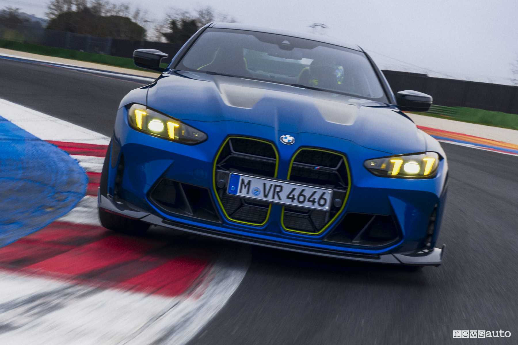 BMW M4 CS Edition VR46 Sport in pista