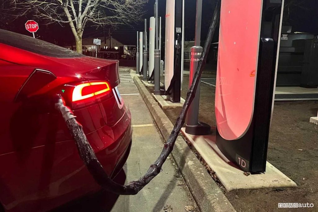 Protezione da avvolgere attorno al cavo Tesla Supercharger