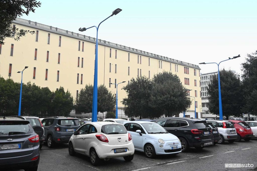 Pali della luce con ricarica elettrica nel comune di Brescia di A2A presso il parcheggio della fermata metro di Brescia2