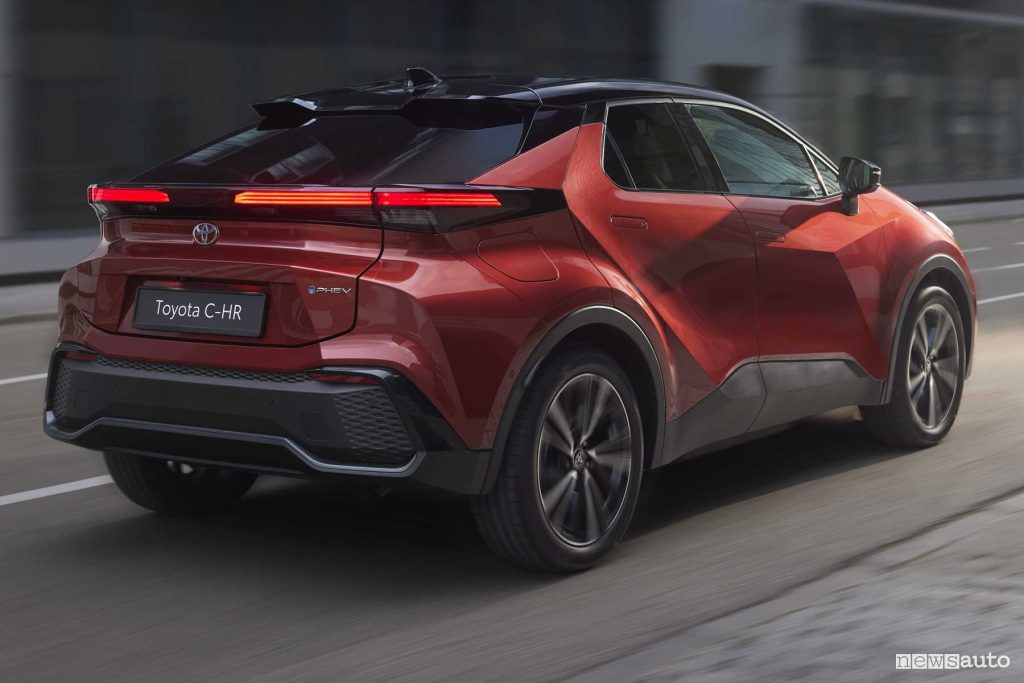 Toyota C-HR Lounge Hero su strada