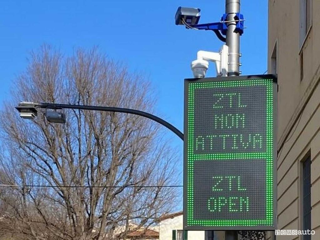 Quando il cartello della ZTL è verde, significa che è attiva e l’ingresso è consentito, non c'è rischio di multa.