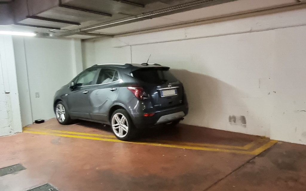 Un parcheggio su area condominiale comune delimitata