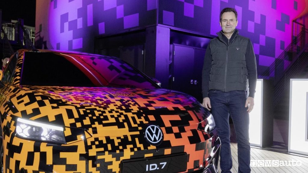 Volkswagen ID.7 con Thomas Schäfer, CEO Volkswagen che ha anticipato i contenuti della nuova GOLF GTI 